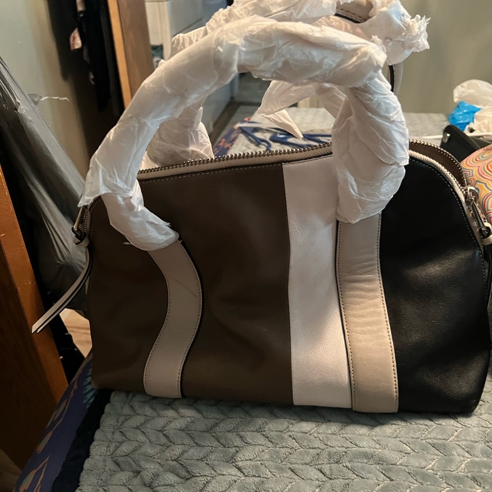 Yes, lovely coach duffel bag nice and roomy. Can you use any day or any season?